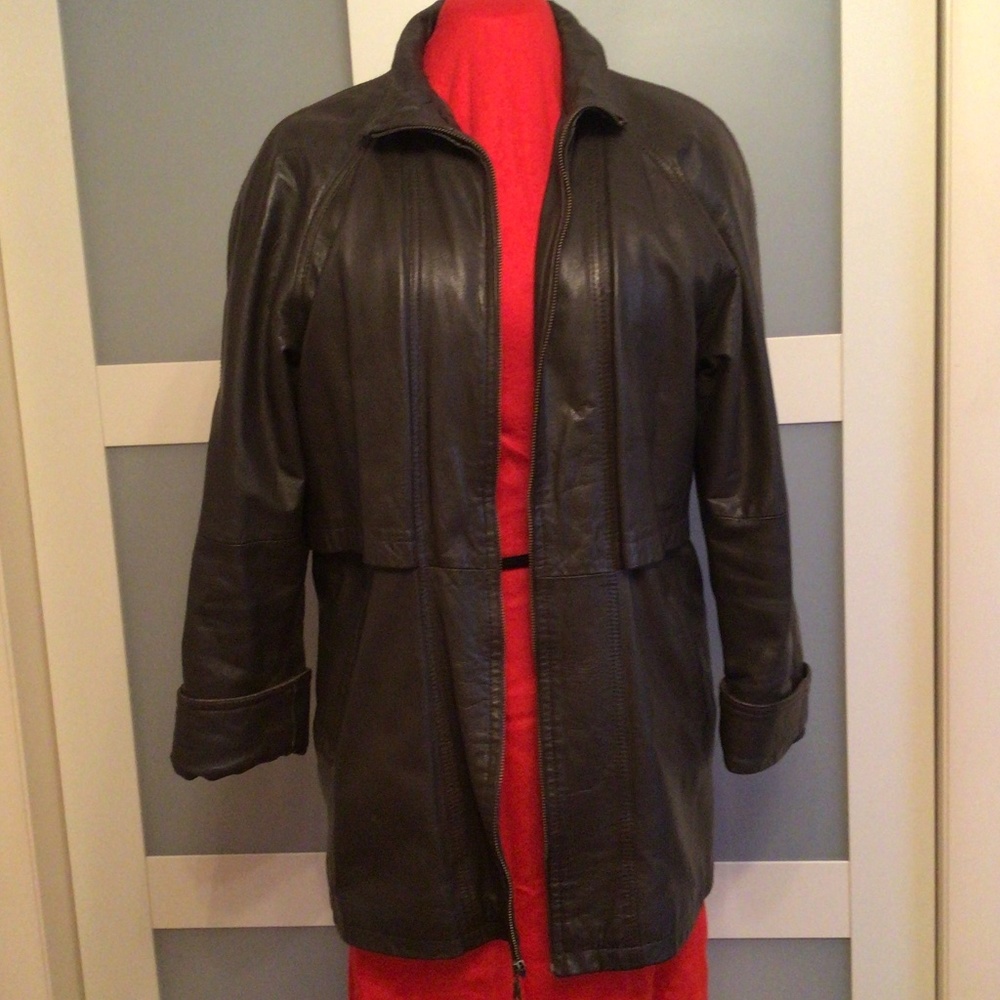 Gino Di Giorgio Vintage Women’s Brown Leather Long Jacket Size S. Needs zipper.